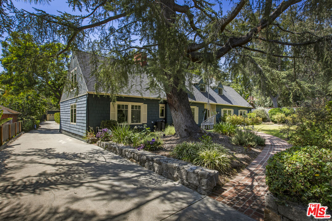 2555 N Altadena Dr