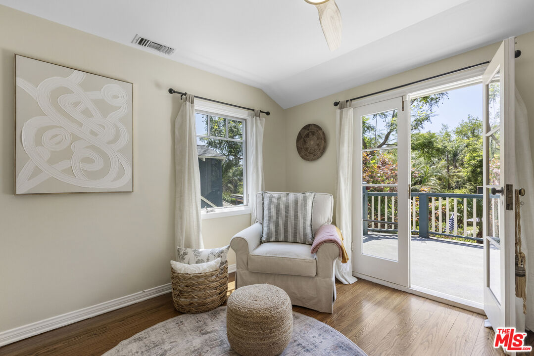 2555 N Altadena Dr