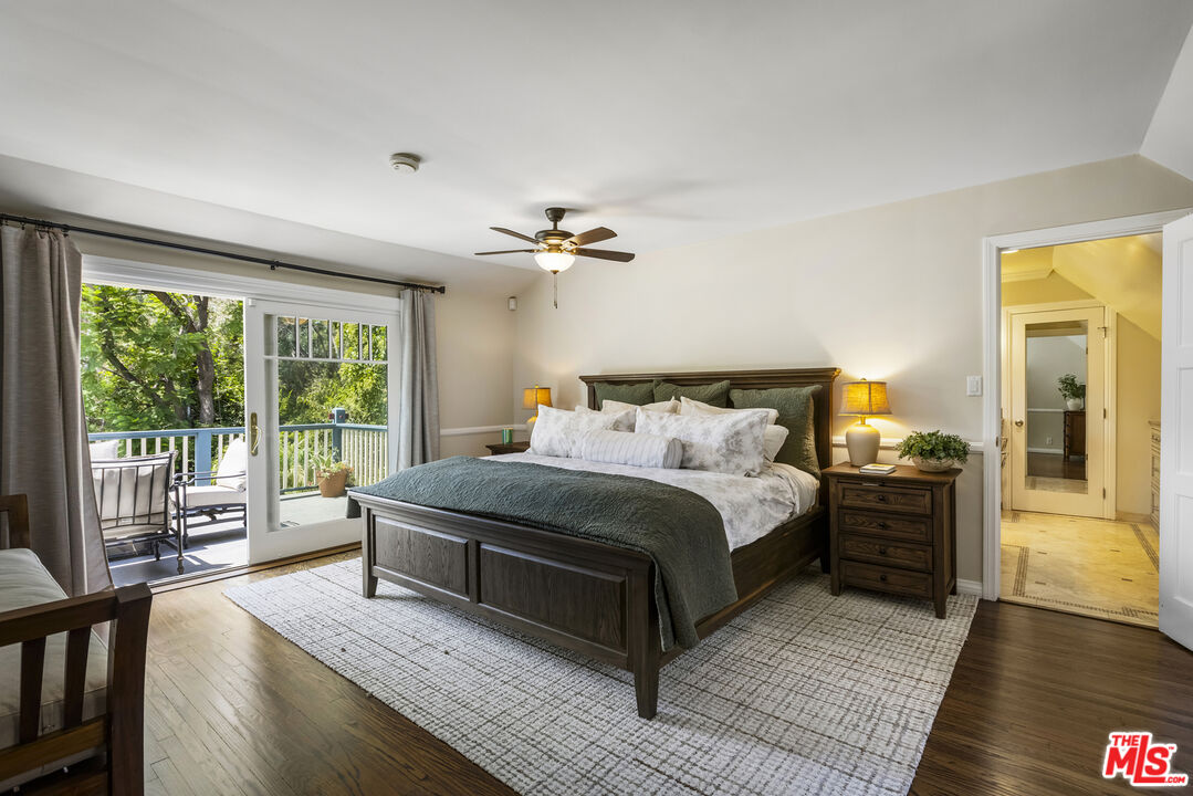 2555 N Altadena Dr