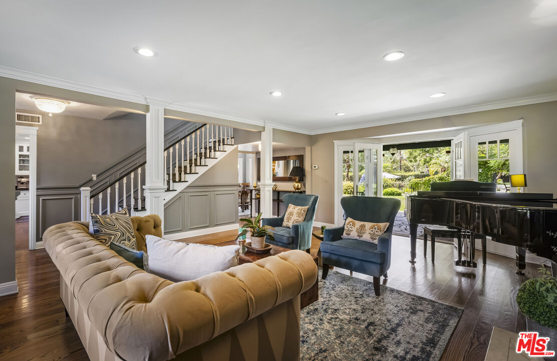 2555 N Altadena Dr