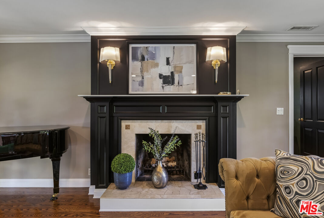 2555 N Altadena Dr