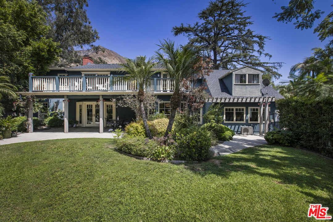 2555 N Altadena Dr