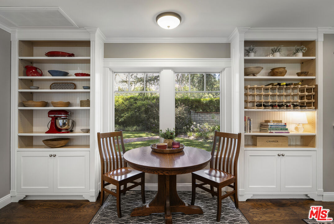 2555 N Altadena Dr