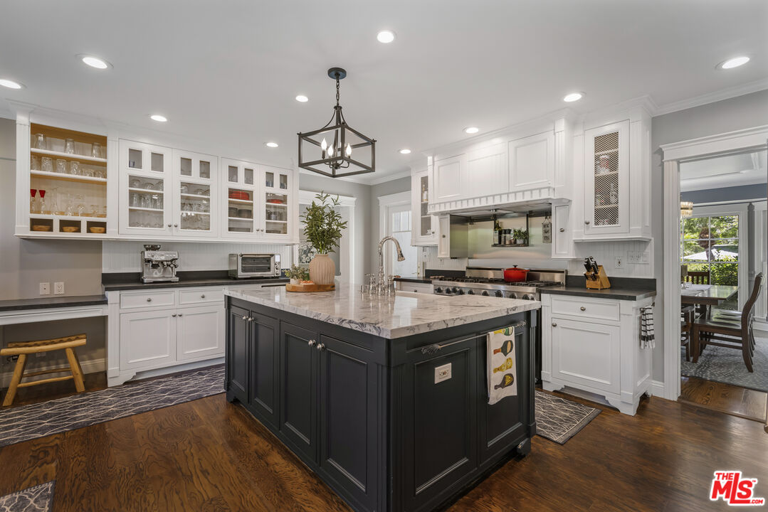 2555 N Altadena Dr