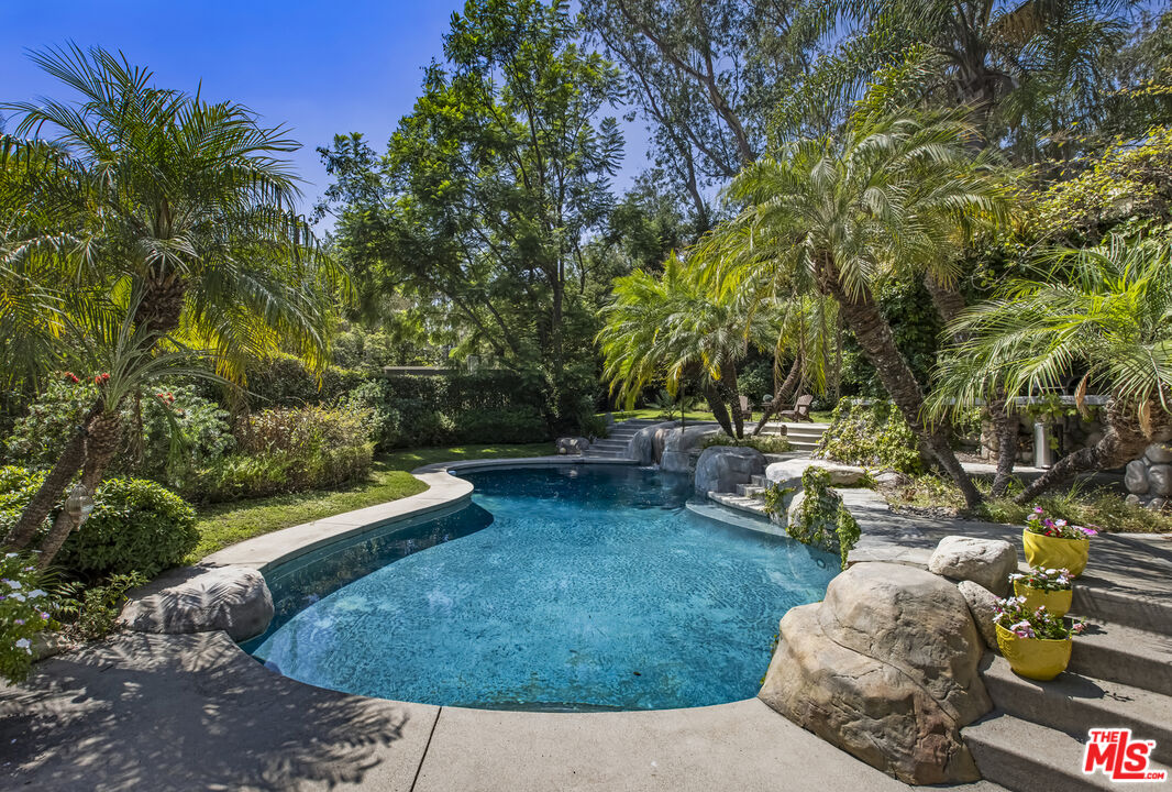 2555 N Altadena Dr