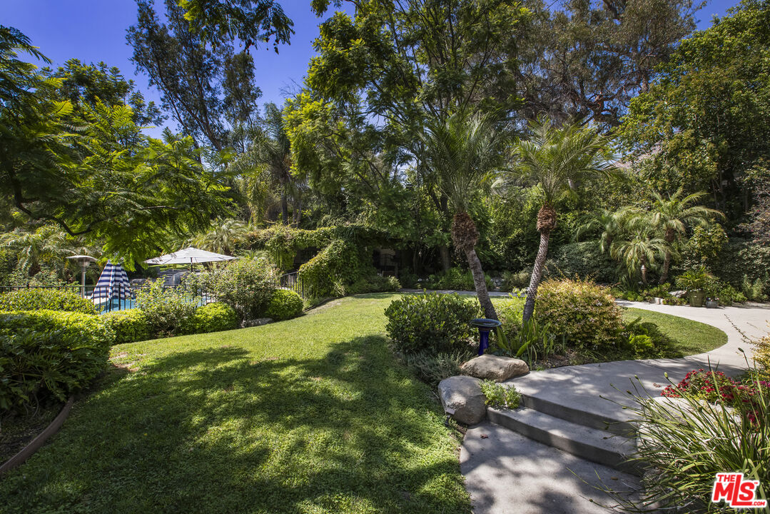 2555 N Altadena Dr