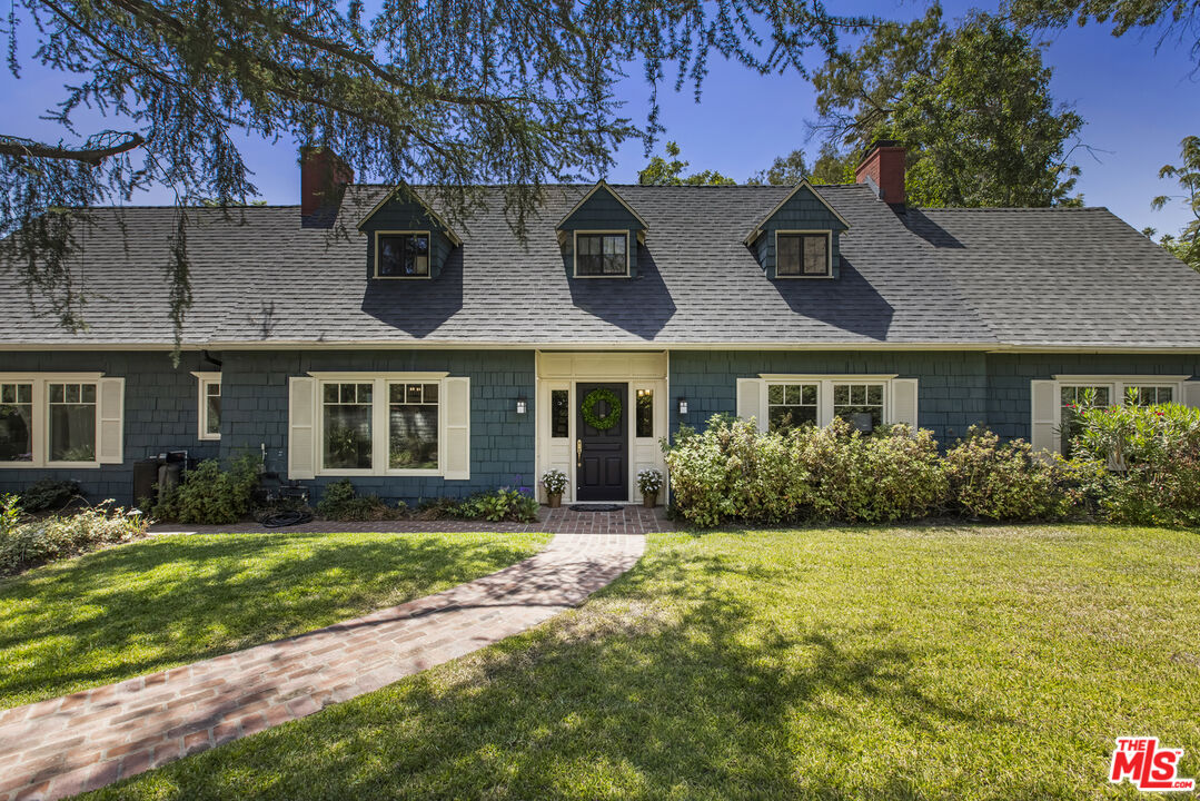 2555 N Altadena Dr