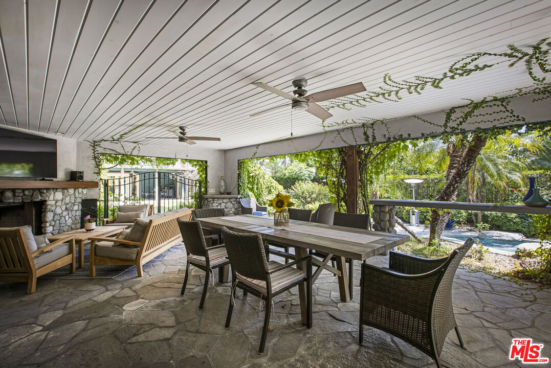 2555 N Altadena Dr
