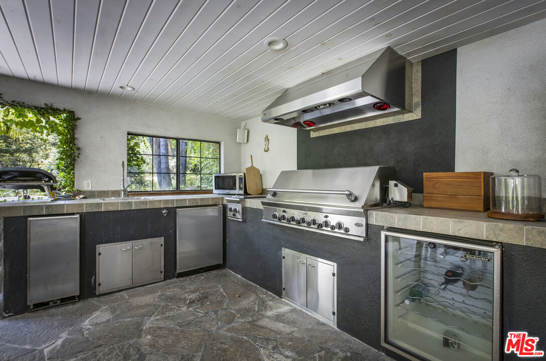 2555 N Altadena Dr