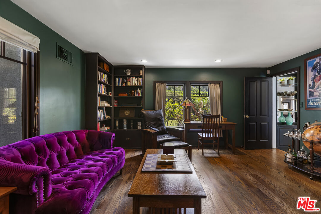 2555 N Altadena Dr