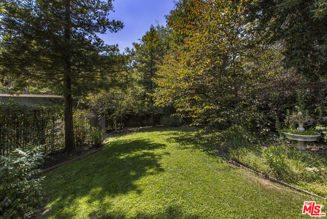 2555 N Altadena Dr
