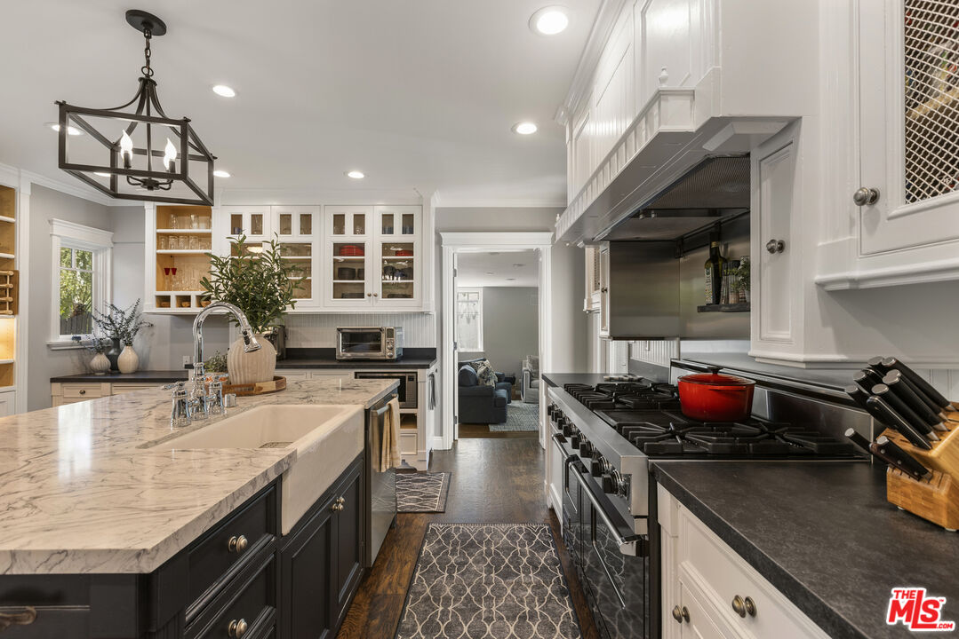2555 N Altadena Dr