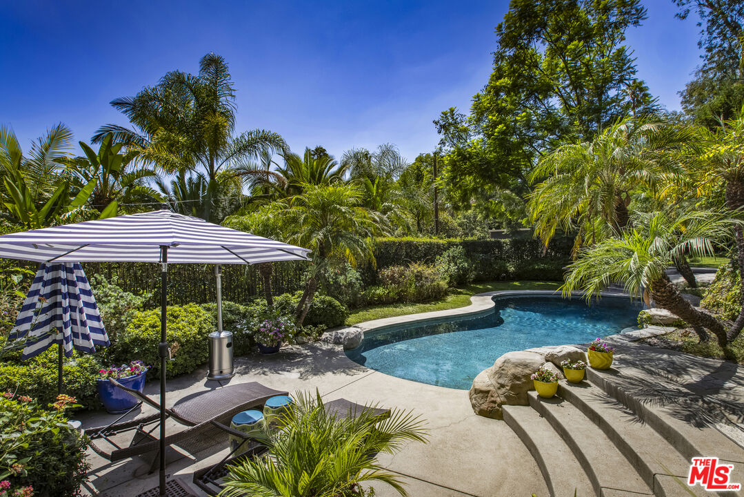 2555 N Altadena Dr