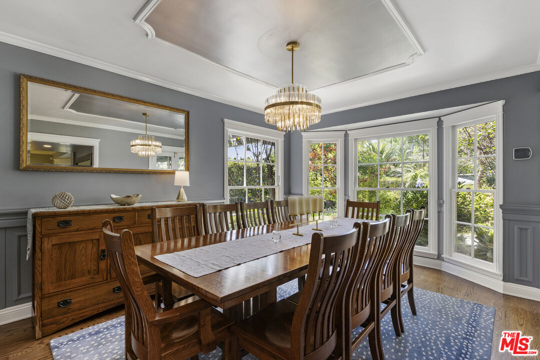 2555 N Altadena Dr
