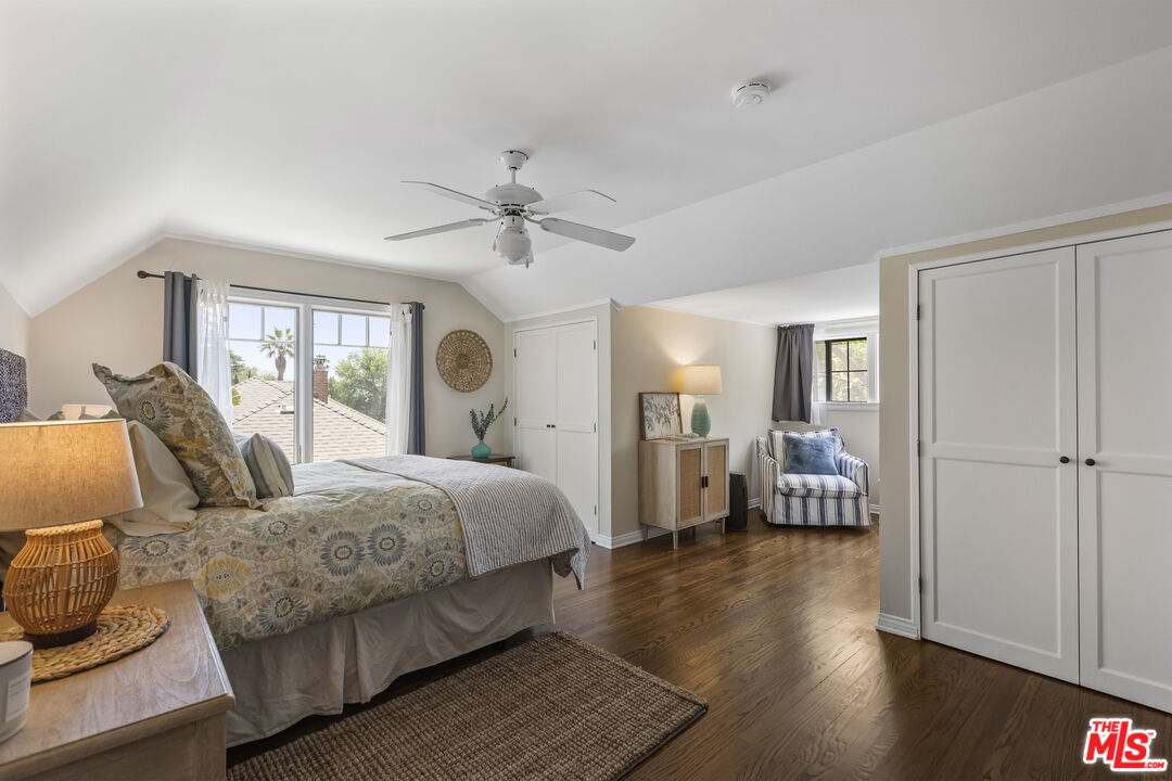 2555 N Altadena Dr