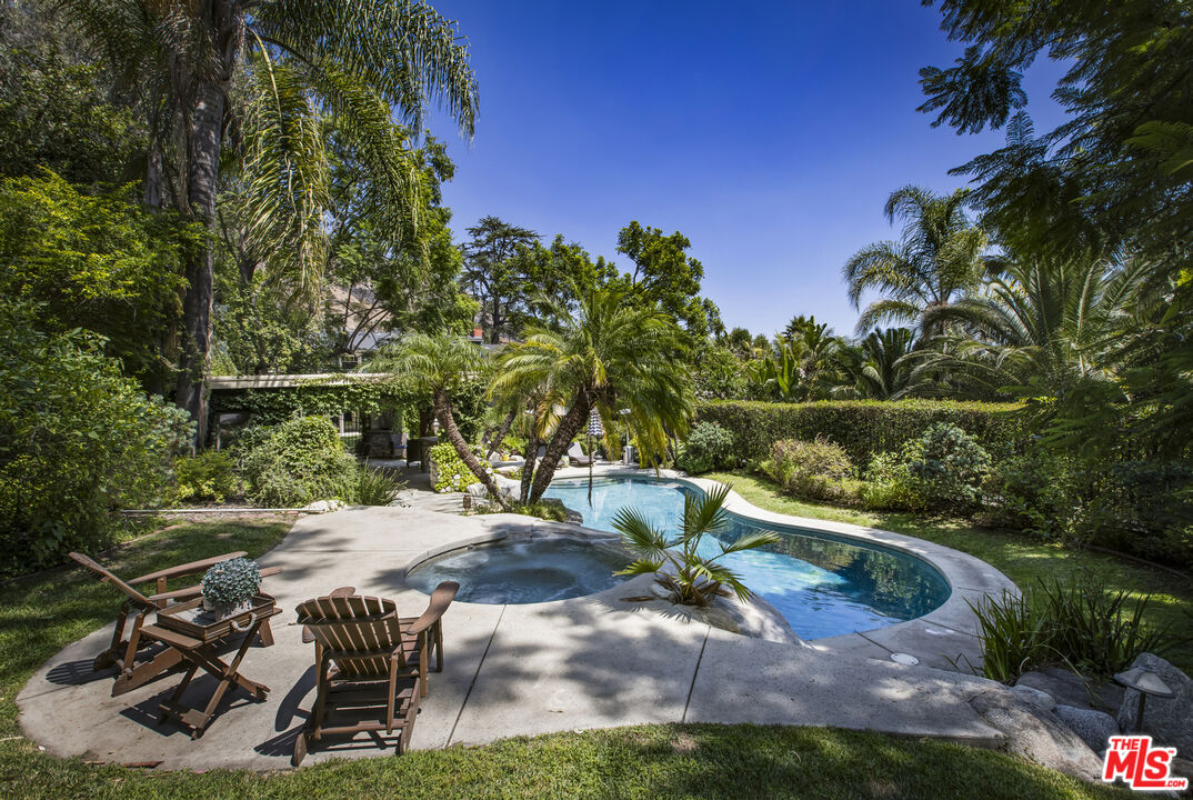 2555 N Altadena Dr