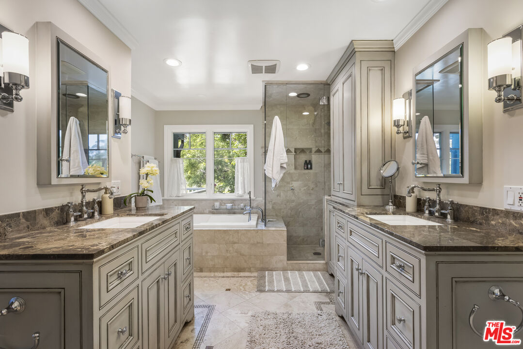 2555 N Altadena Dr