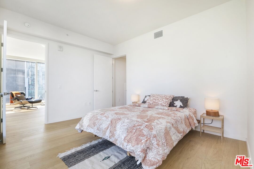 889 Francisco St Unit: 909