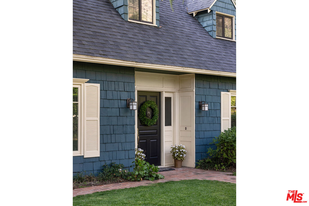 2555 N Altadena Dr