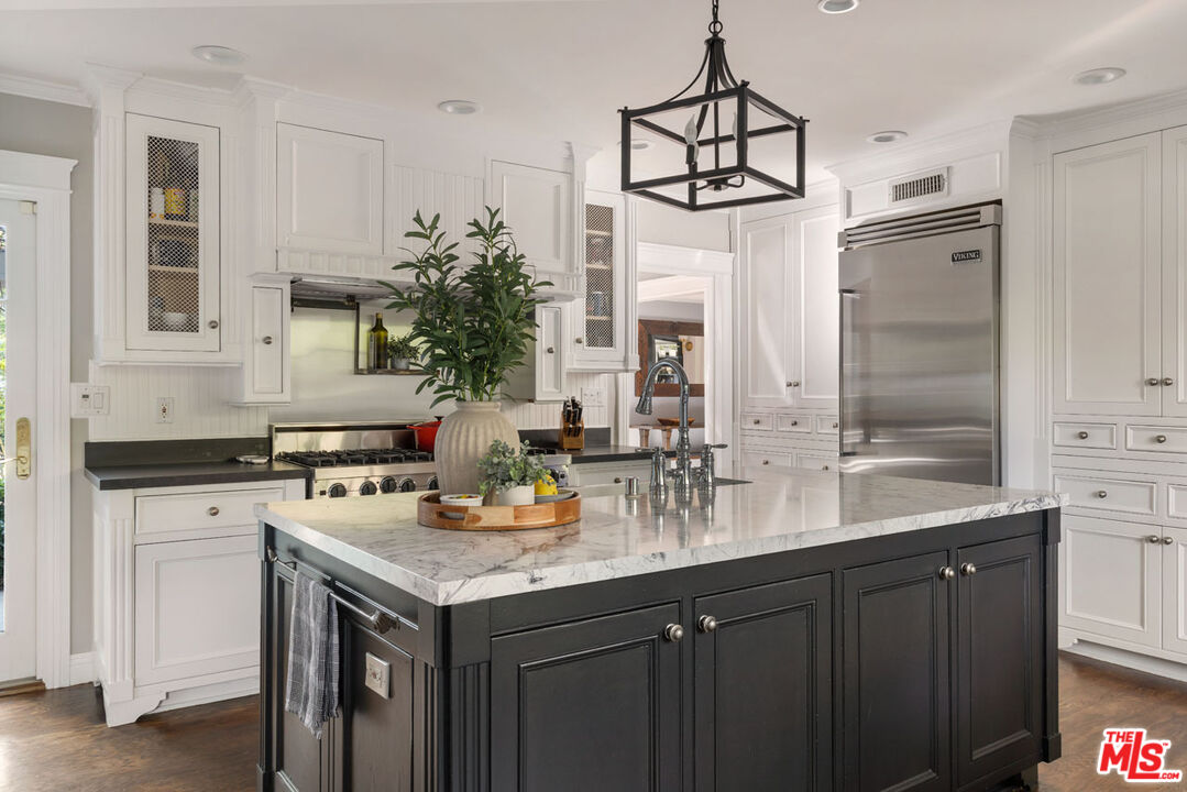 2555 N Altadena Dr