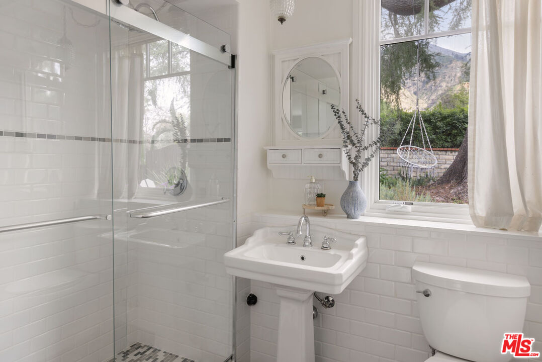 2555 N Altadena Dr