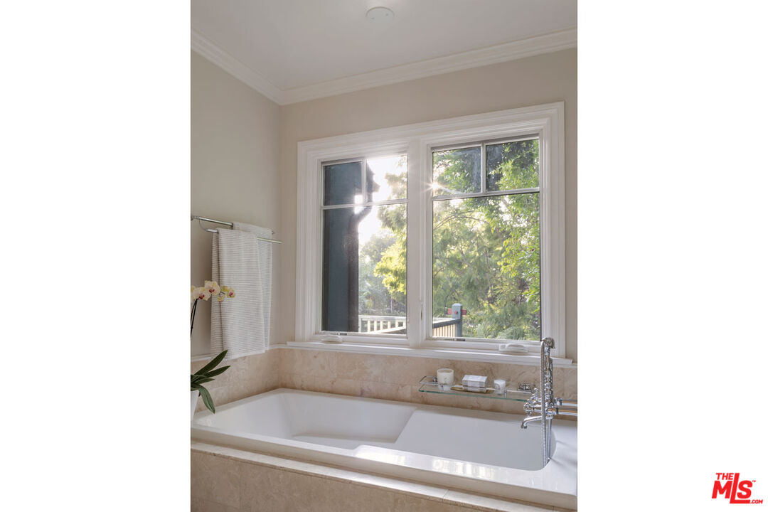 2555 N Altadena Dr