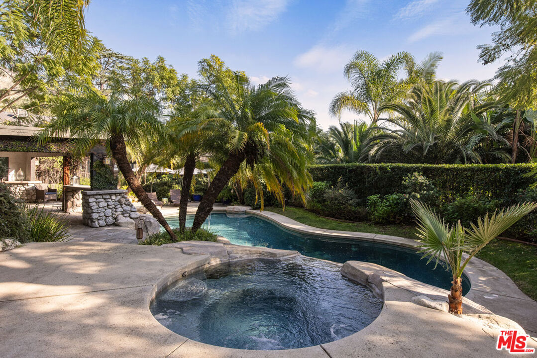 2555 N Altadena Dr
