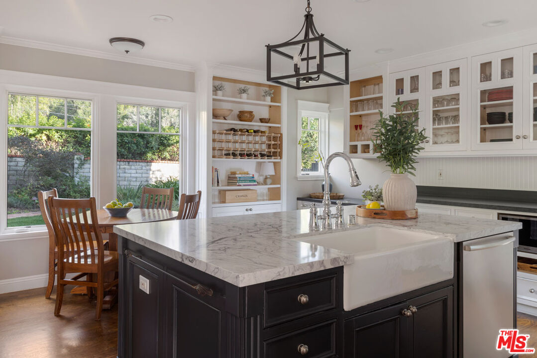 2555 N Altadena Dr