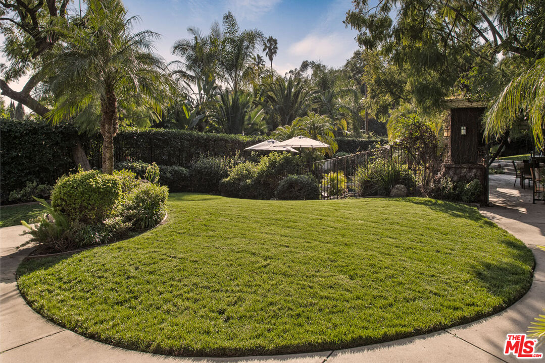 2555 N Altadena Dr