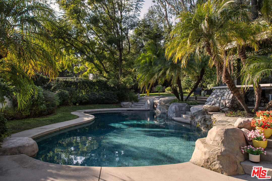 2555 N Altadena Dr