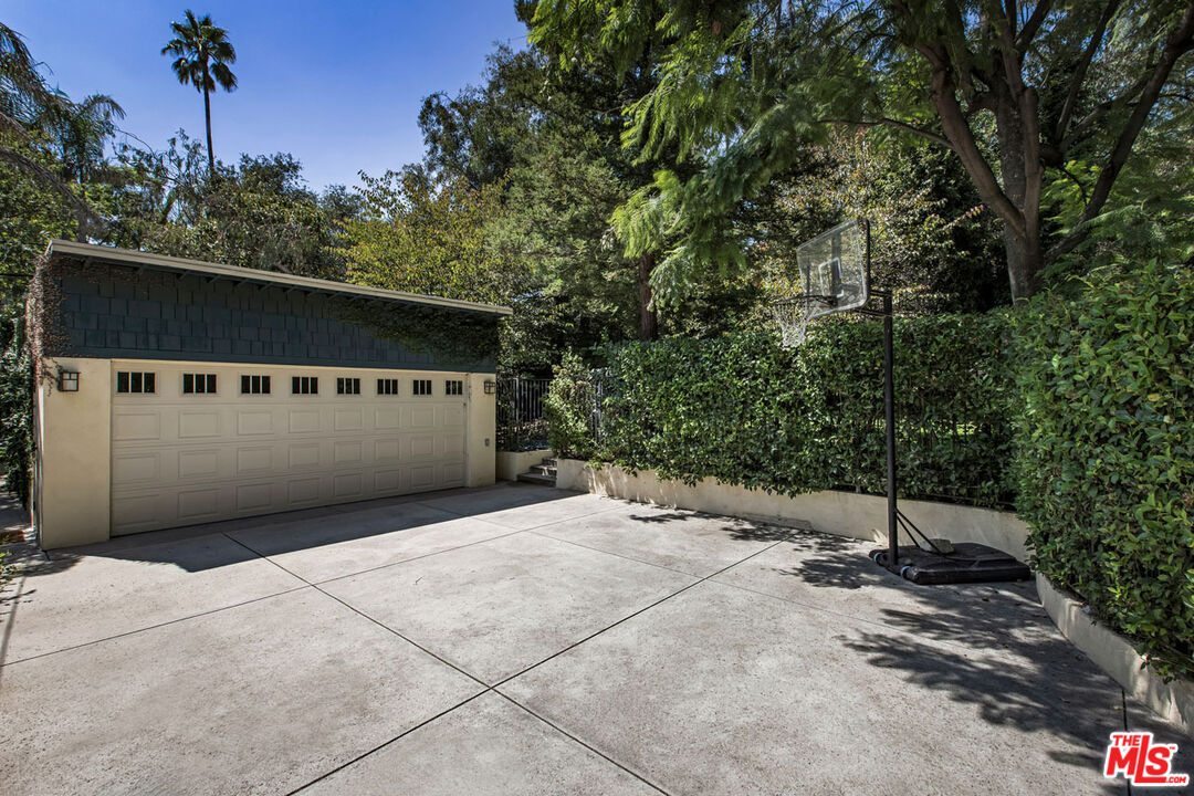 2555 N Altadena Dr