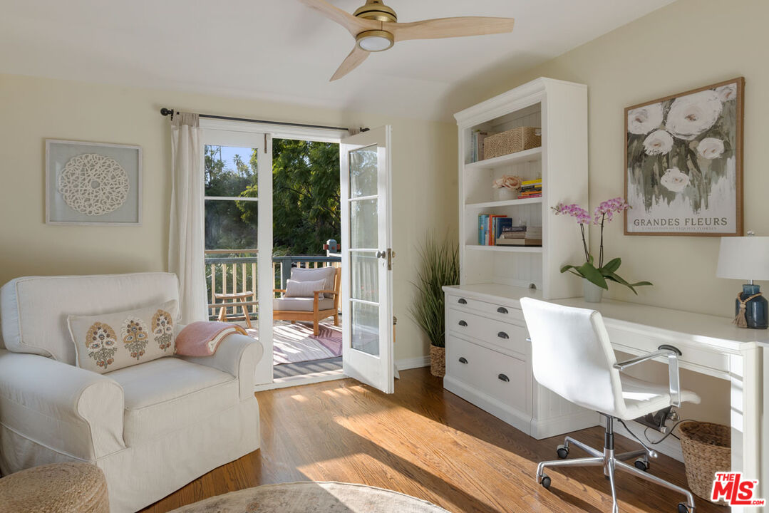 2555 N Altadena Dr