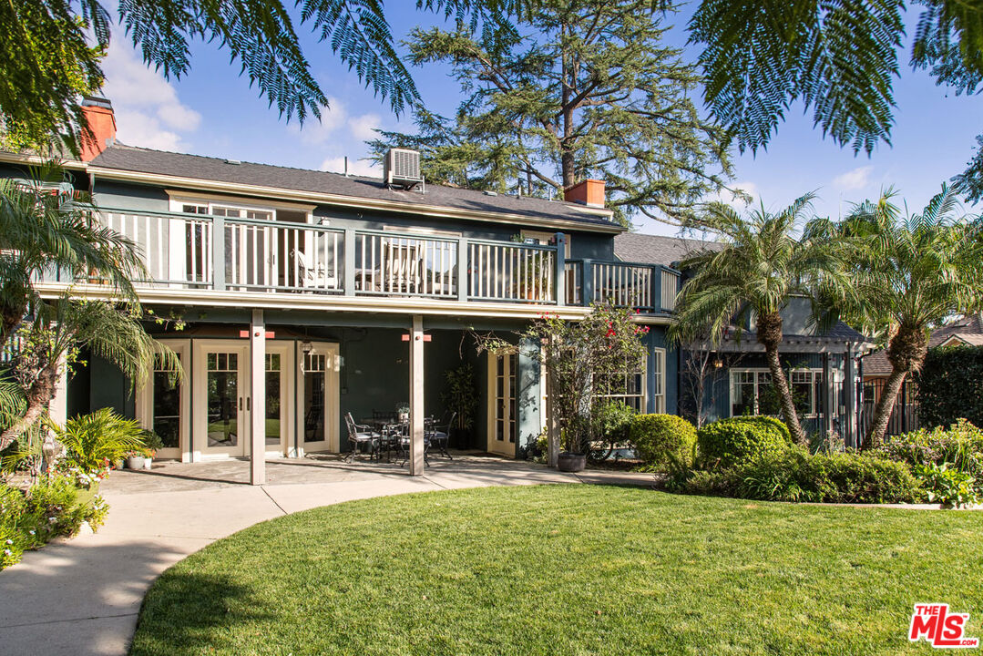2555 N Altadena Dr