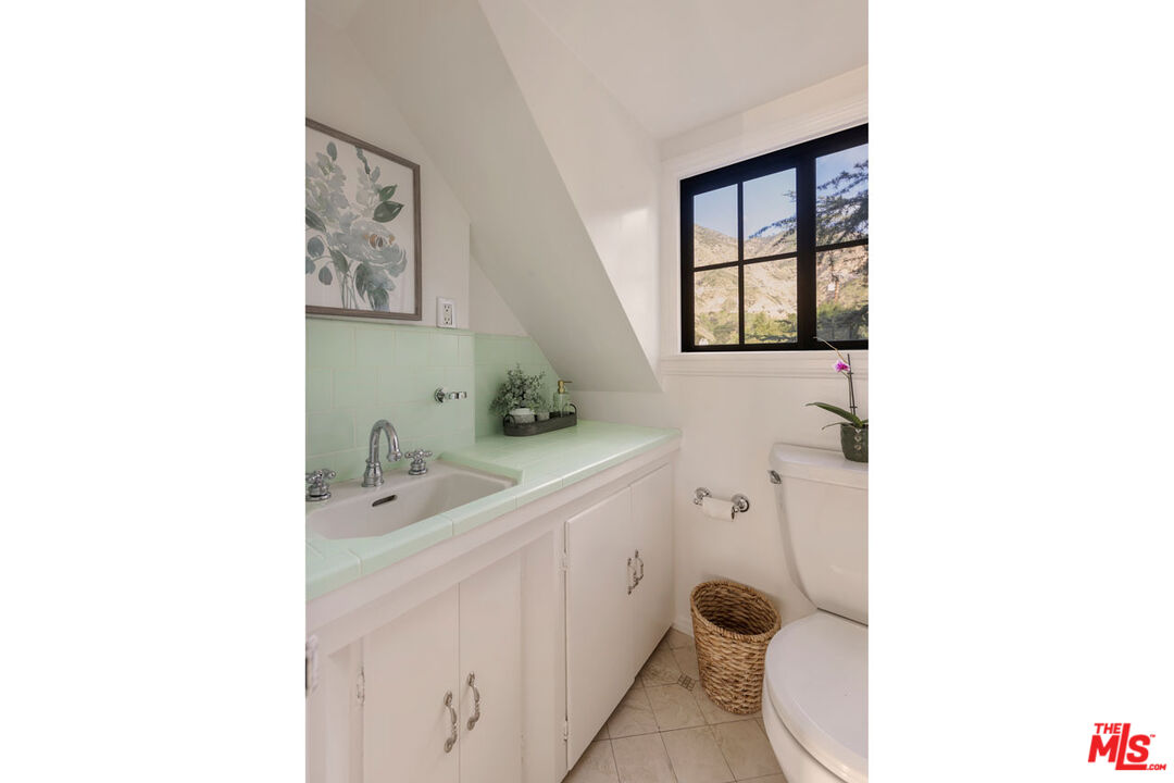 2555 N Altadena Dr