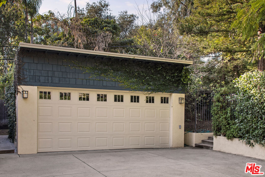 2555 N Altadena Dr