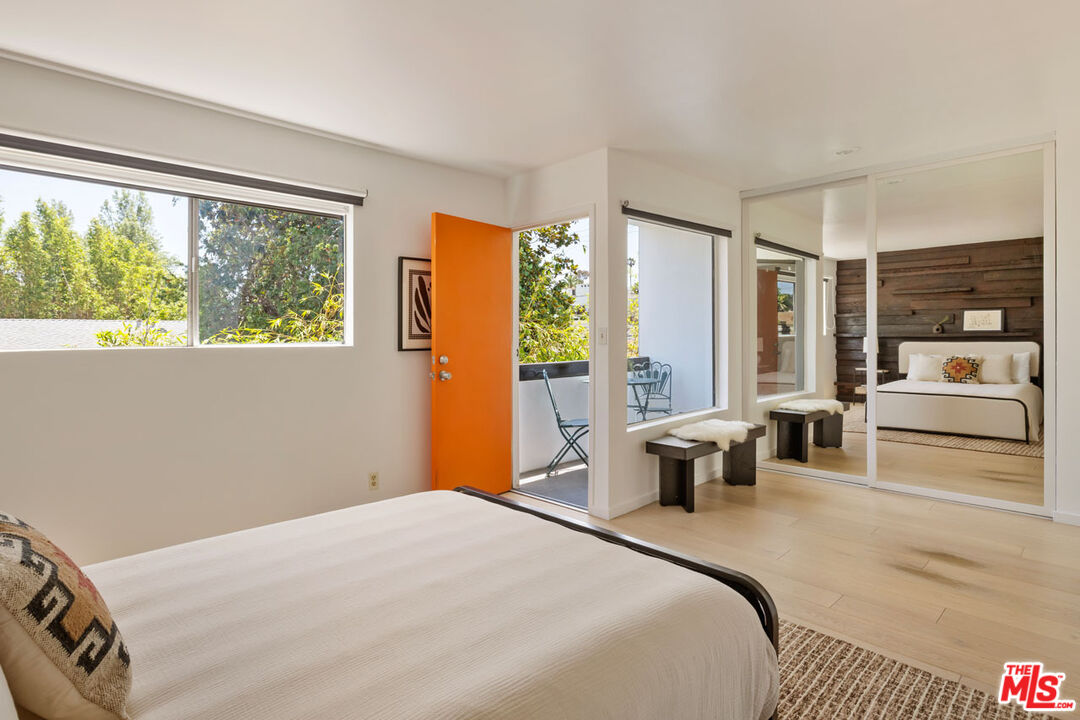 2147 N Beachwood Dr Unit: 5