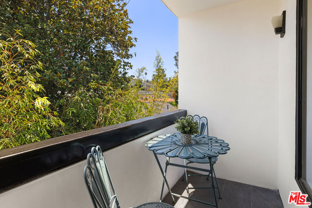 2147 N Beachwood Dr Unit: 5