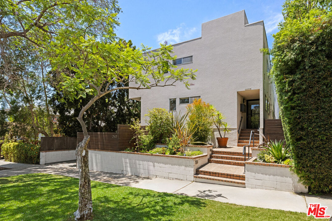 2147 N Beachwood Dr Unit: 5