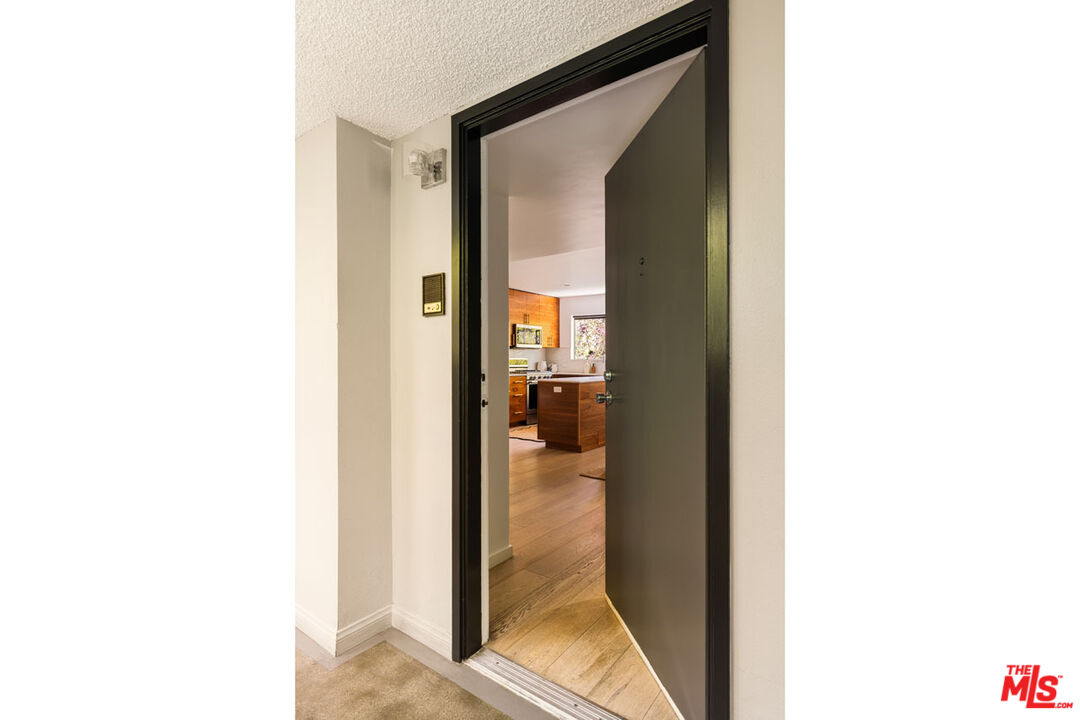 2147 N Beachwood Dr Unit: 5