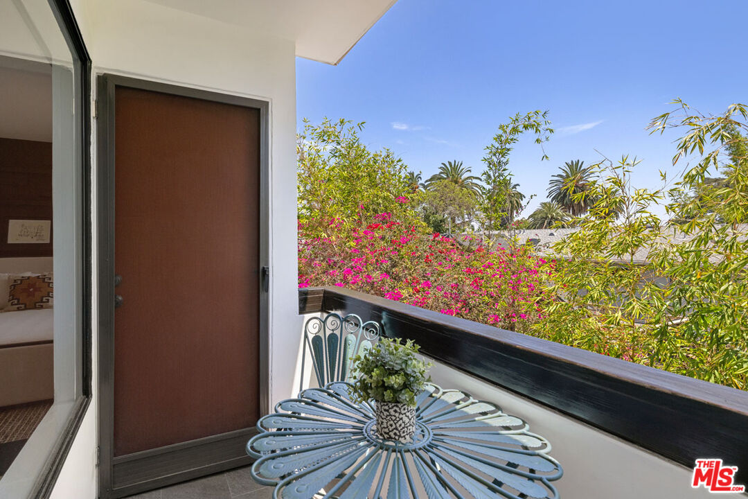 2147 N Beachwood Dr Unit: 5