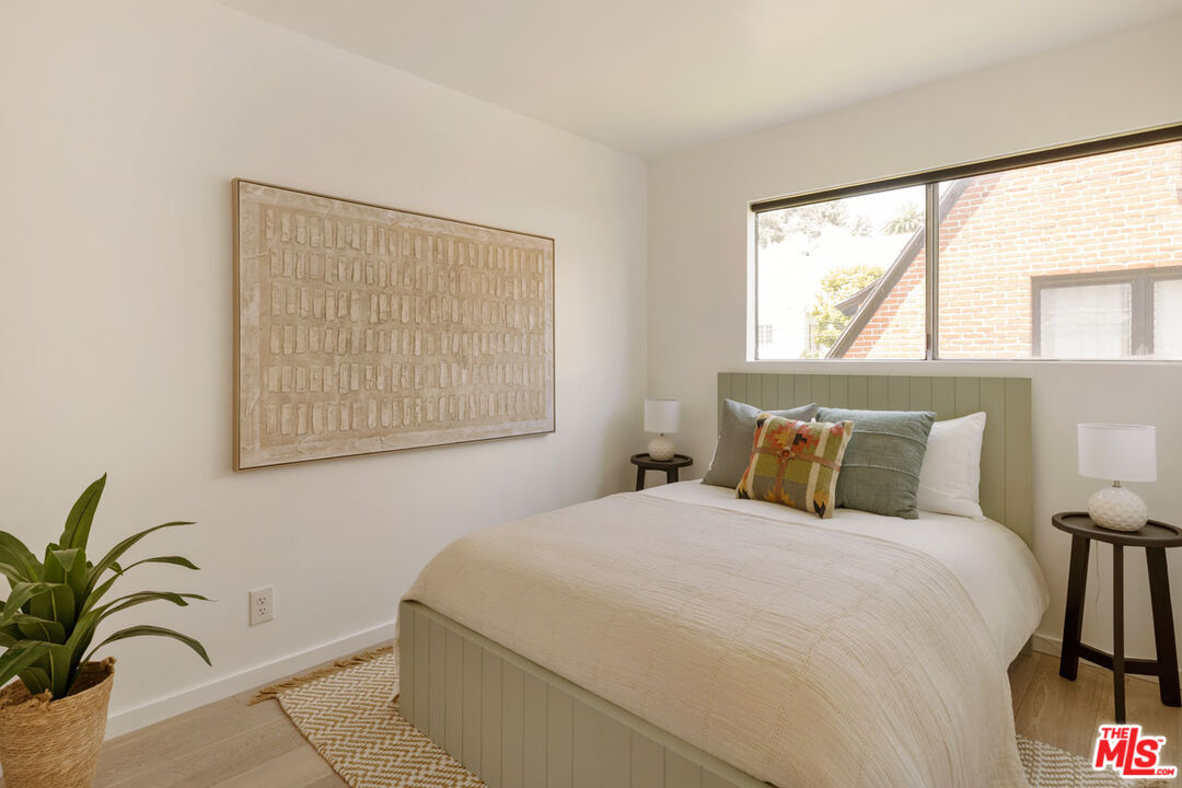 2147 N Beachwood Dr Unit: 5