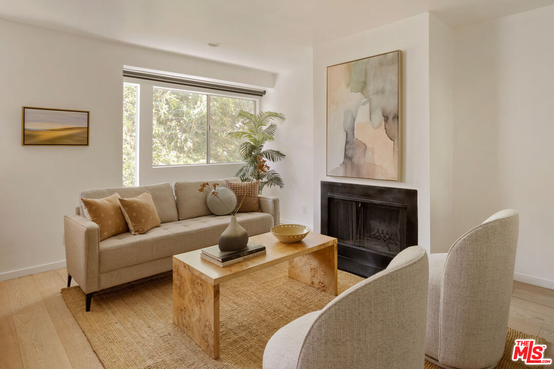2147 N Beachwood Dr Unit: 5