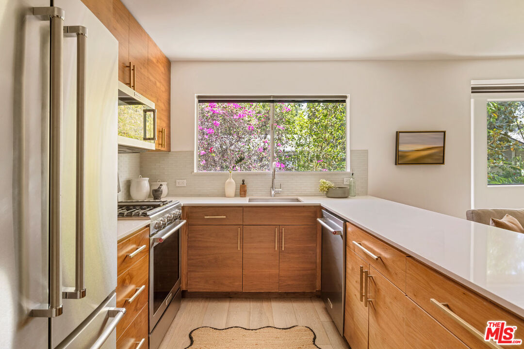 2147 N Beachwood Dr Unit: 5