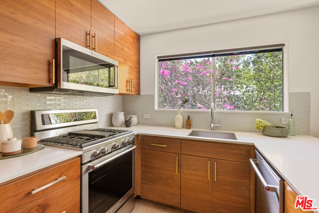 2147 N Beachwood Dr Unit: 5