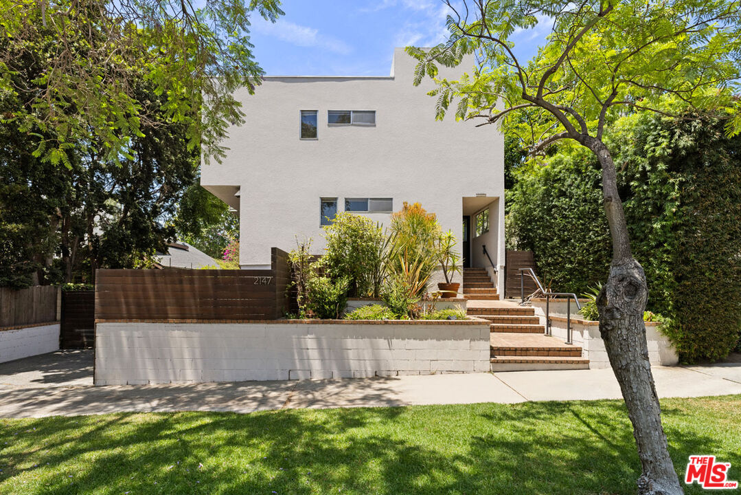 2147 N Beachwood Dr Unit: 5