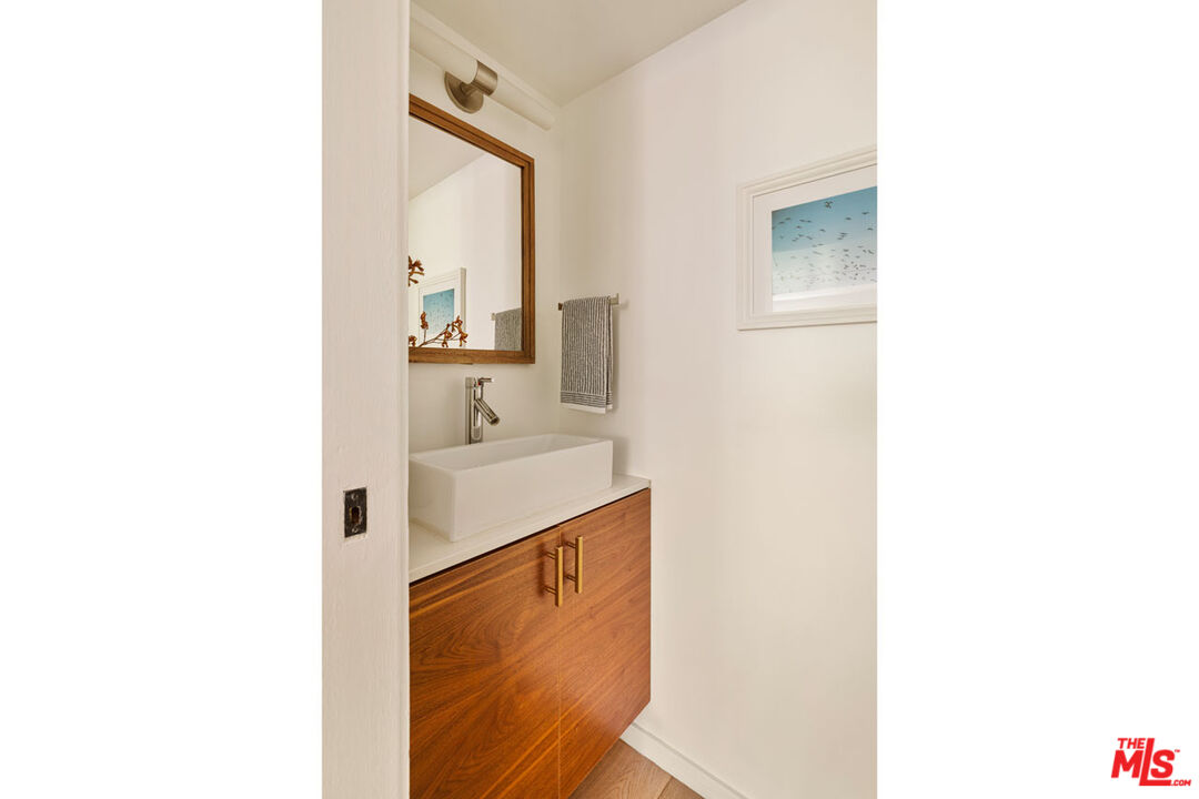 2147 N Beachwood Dr Unit: 5