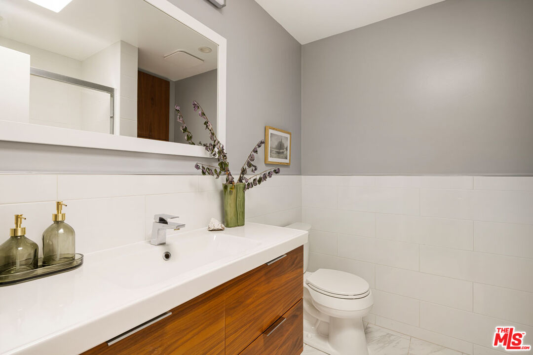 2147 N Beachwood Dr Unit: 5
