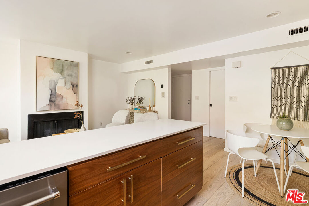 2147 N Beachwood Dr Unit: 5