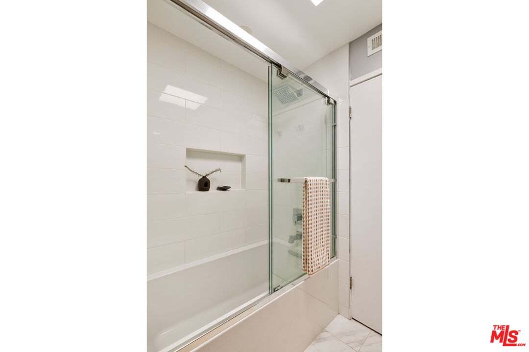 2147 N Beachwood Dr Unit: 5