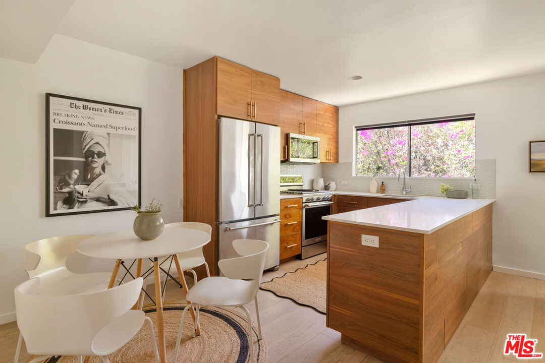 2147 N Beachwood Dr Unit: 5